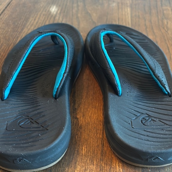 Quiksilver Black and Blue Sandals with Wave Grip - Picture 9 of 12